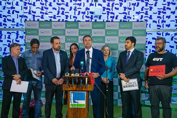 Parlamentares e Centrais Sindicais cobram do Banco Central a redução da taxa de juros