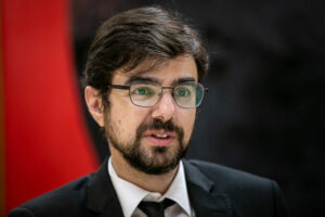 Juros altos impedem o crescimento e a geração de empregos, diz Guilherme Mello
